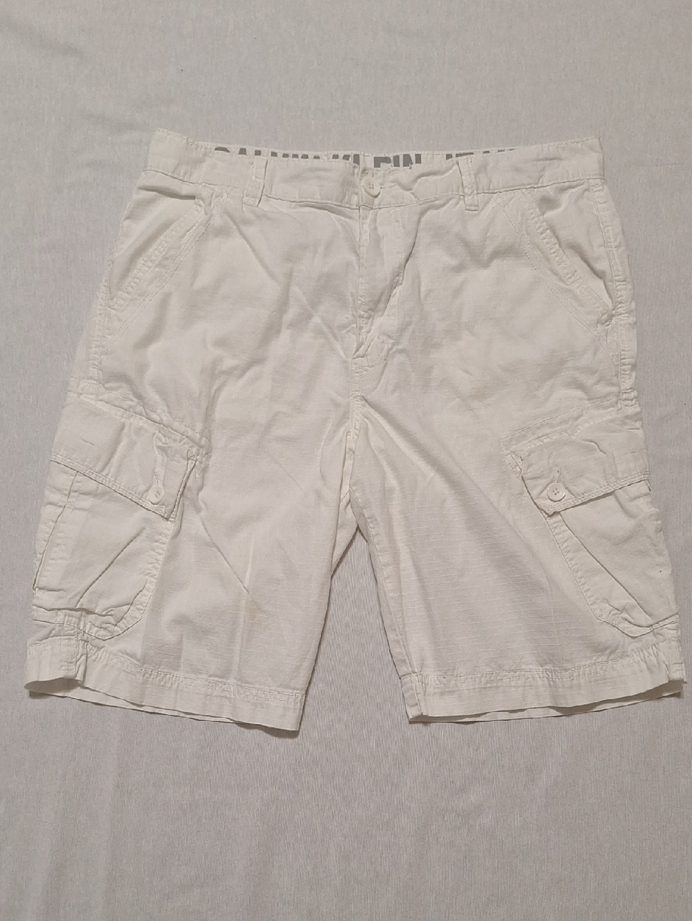 Calvin Klein Jeans Men's White Cargo Shorts - Pocketed Cotton Blend